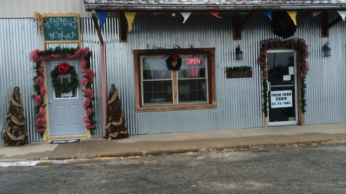 Bedspringsandburlapbarn outside